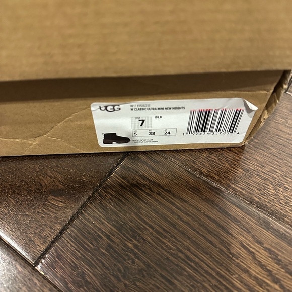 UGG Black Suede ultra mini new heights Platform Boots size 7 New in box - Picture 7 of 7